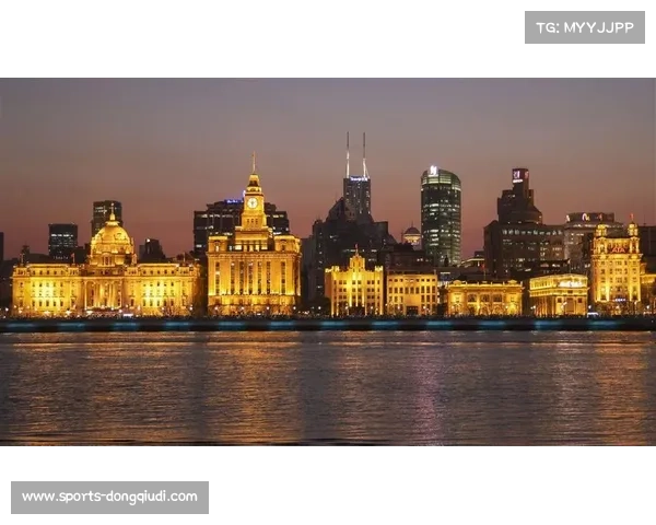 国际青少年足球队员沉浸上海夜景