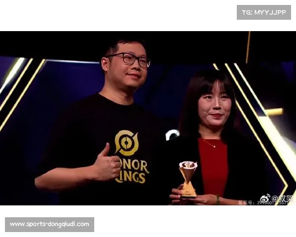 GEN险胜AG.AL成功捧起电竞世界杯英雄联盟项目冠军奖杯